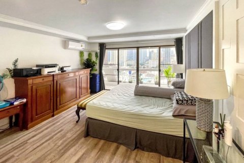 Condo in Bangkok, Thailand, 3 bedrooms  № 120476 - photo 5