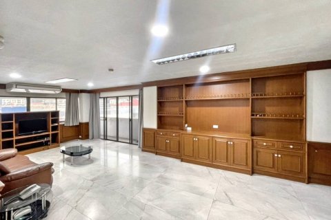 Condo in Bangkok, Thailand, 3 bedrooms № 120474 - photo 1