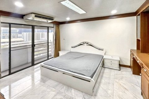 Condo in Bangkok, Thailand, 3 bedrooms № 120474 - photo 10