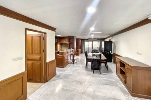 Condo in Bangkok, Thailand, 3 bedrooms № 120474 - photo 2