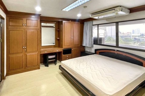 Condo in Bangkok, Thailand, 3 bedrooms № 120474 - photo 9