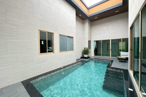 Villa in Pattaya, Thailand 4 bedrooms № 130455 - photo 2