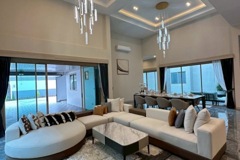 Villa in Pattaya, Thailand 4 bedrooms № 130455 - photo 10