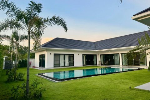 Villa in Hua Hin, Thailand 5 bedrooms № 124376 - photo 2