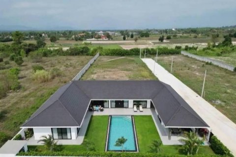 Villa in Hua Hin, Thailand 5 bedrooms № 124376 - photo 1