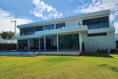 Вилла в Хуа Хине, Таиланд с 4 спальнями  № 124604 - фото 1