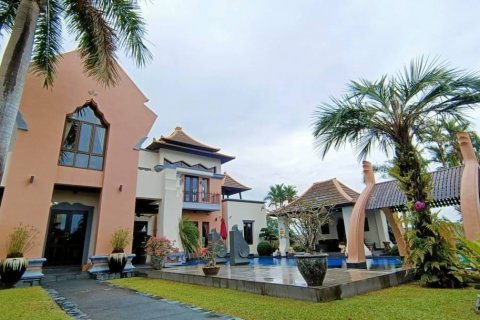 House in Pattaya, Thailand 4 bedrooms № 119488 - photo 1
