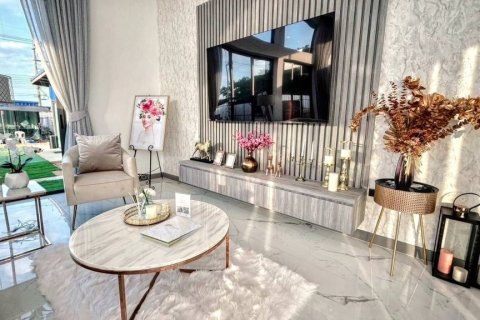 Villa in Bang Lamung, Thailand 4 bedrooms № 124659 - photo 4