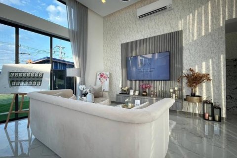 Villa in Bang Lamung, Thailand 4 bedrooms № 124659 - photo 3