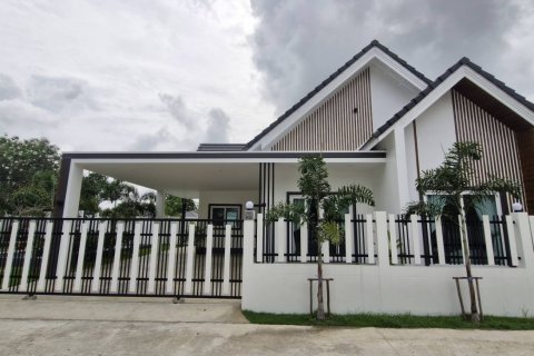 Villa in Pattaya, Thailand 3 bedrooms № 130468 - photo 1
