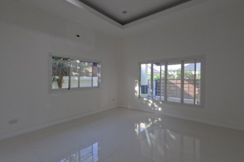 Chalet de 3 dormitorios en Pattaya, Tailandia № 130463 - foto 10