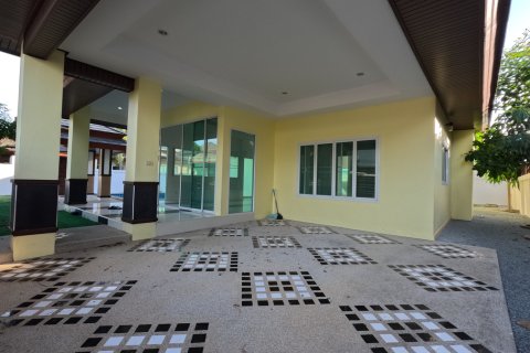 Chalet de 3 dormitorios en Pattaya, Tailandia № 130463 - foto 4