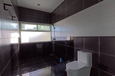 Chalet de 3 dormitorios en Pattaya, Tailandia № 130463 - foto 11