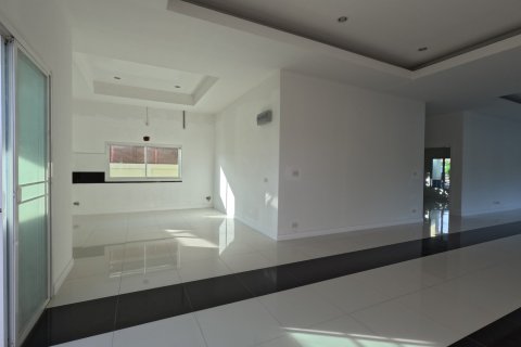 Chalet de 3 dormitorios en Pattaya, Tailandia № 130463 - foto 9