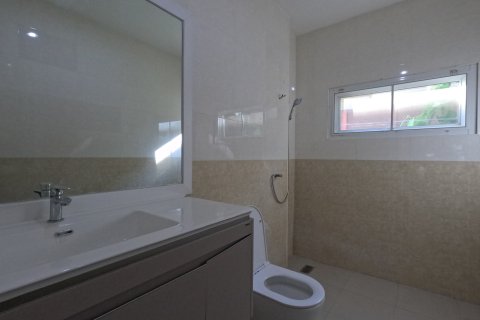 Chalet de 3 dormitorios en Pattaya, Tailandia № 130463 - foto 24