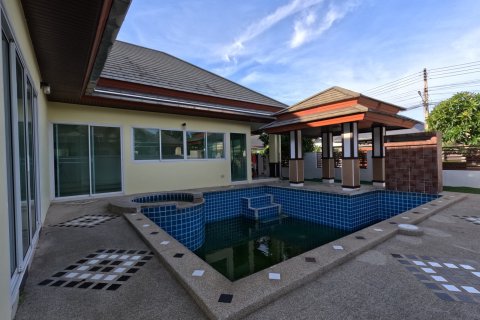 Chalet de 3 dormitorios en Pattaya, Tailandia № 130463 - foto 15