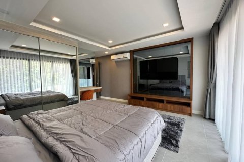 Villa in Pattaya, Thailand 5 bedrooms № 130462 - photo 9
