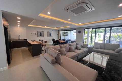 Villa in Pattaya, Thailand 5 bedrooms № 130462 - photo 4