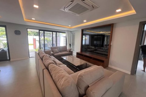 Villa in Pattaya, Thailand 5 bedrooms № 130462 - photo 10