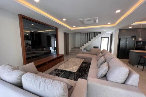 Villa in Pattaya, Thailand 5 bedrooms № 130462 - photo 5