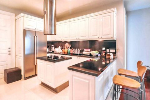 Condo in Bangkok, Thailand, 3 bedrooms  № 124479 - photo 6