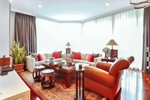 Condo in Bangkok, Thailand, 3 bedrooms  № 124479 - photo 1