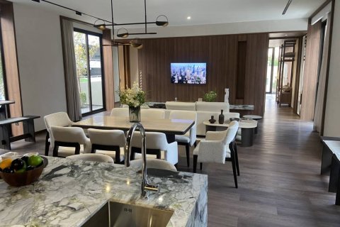 Condo in Bangkok, Thailand, 2 bedrooms  № 86571 - photo 1