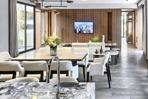 Condo in Bangkok, Thailand, 2 bedrooms  № 86572 - photo 1