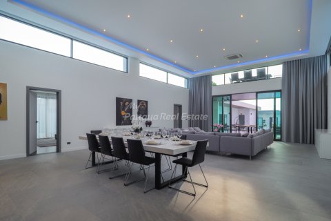 House in Bang Lamung, Thailand 6 bedrooms № 123464 - photo 3