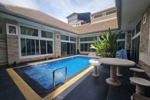 Дом в Паттайе, Таиланд с 5 спальнями  № 125057 - фото 1