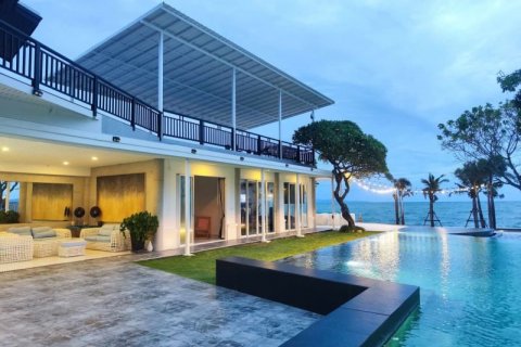 House in Pattaya, Thailand 10 bedrooms № 125056 - photo 1