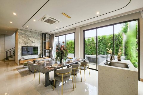 Townhouse in Bangkok, Thailand 4 bedrooms № 104188 - photo 1
