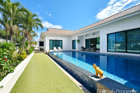 House in Pattaya, Thailand 4 bedrooms № 100723 - photo 1
