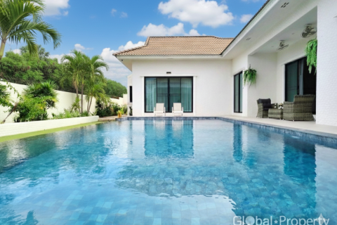 House in Pattaya, Thailand 4 bedrooms № 100723 - photo 2