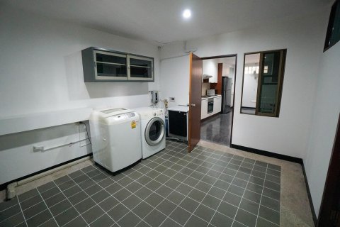 Condo in Watthana, Bangkok, Thailand, 3 bedrooms  № 123854 - photo 15