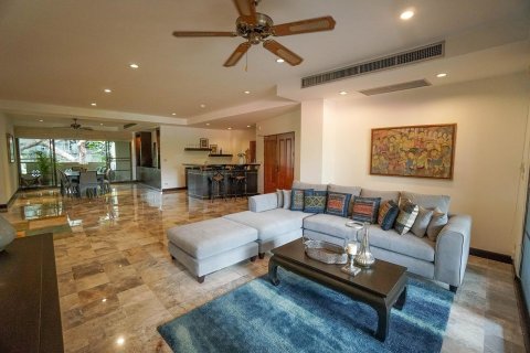 Condo in Watthana, Bangkok, Thailand, 3 bedrooms  № 123854 - photo 2