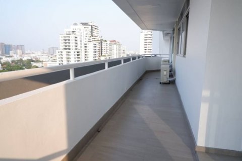 Condo in Watthana, Bangkok, Thailand, 3 bedrooms  № 123855 - photo 8