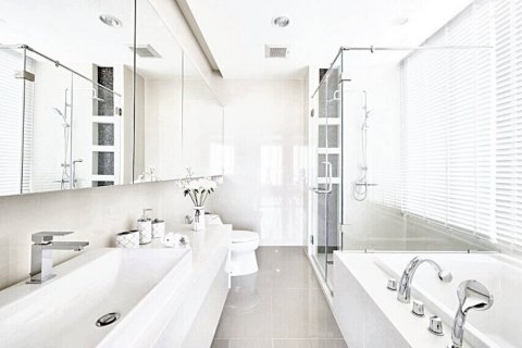 Condo in Bangkok, Thailand, 3 bedrooms № 104464 - photo 8