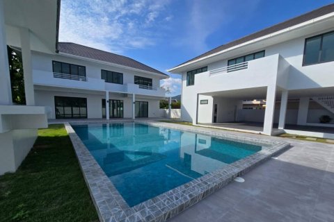 Villa in Rawai, Thailand 4 bedrooms № 124468 - photo 1