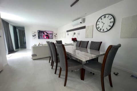 Villa in Kathu, Thailand 3 bedrooms № 124381 - photo 10