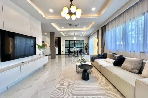 Дом в Паттайе, Таиланд с 5 спальнями  № 86803 - фото 1