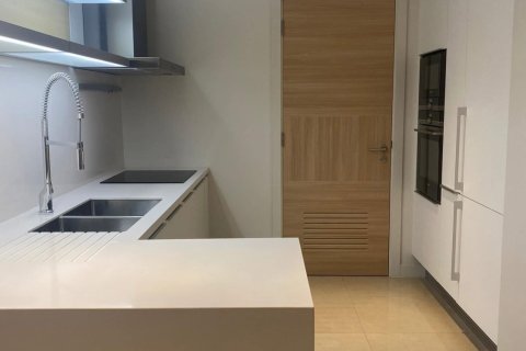 Condo in Pathum Wan, Bangkok, Thailand, 2 bedrooms  № 124025 - photo 18
