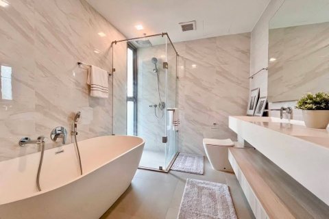 Condo in Watthana, Bangkok, Thailand, 3 bedrooms  № 124019 - photo 2