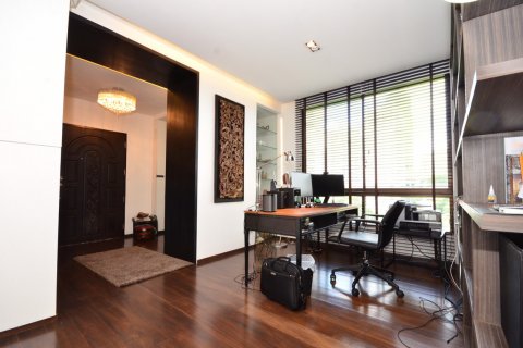 Condo in Bangkok, Thailand, 3 bedrooms  № 143955 - photo 12
