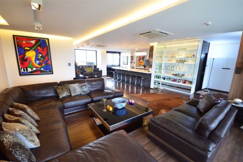 Condo in Bangkok, Thailand, 3 bedrooms  № 143955 - photo 3