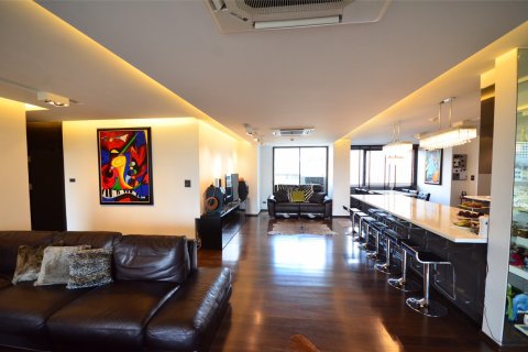 Condo in Bangkok, Thailand, 3 bedrooms  № 143955 - photo 2