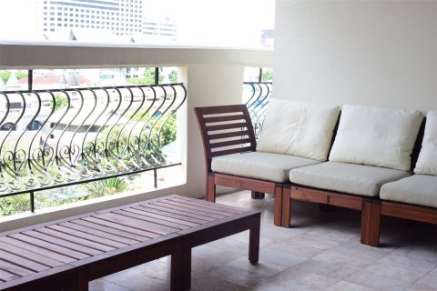 Condo in Bangkok, Thailand, 3 bedrooms  № 143955 - photo 15