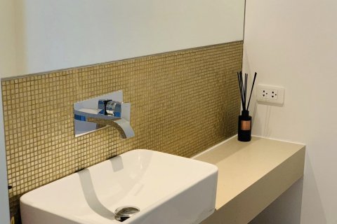 Condo in Bangkok, Thailand, 2 bedrooms  № 143379 - photo 11