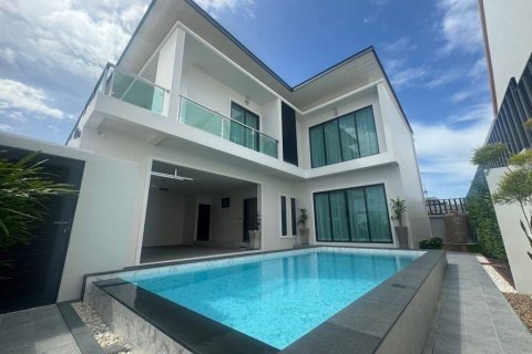 Villa in Pattaya, Thailand 4 bedrooms № 104350 - photo 1