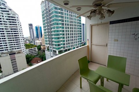 Condo in Bangkok, Thailand, 3 bedrooms № 143619 - photo 16